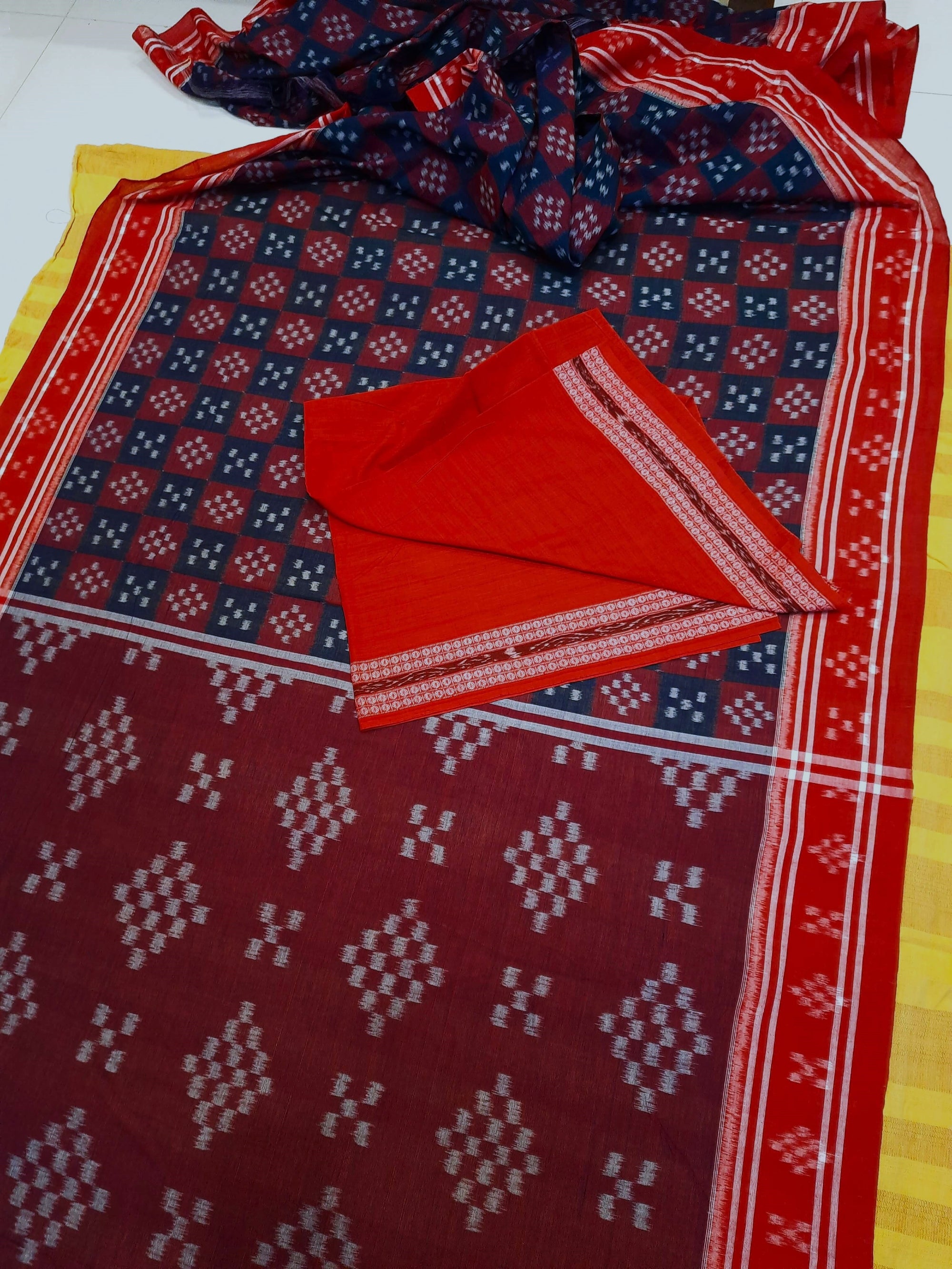 Pasapalli pattern Odisha Ikat saree with cotton ikat blouse piece