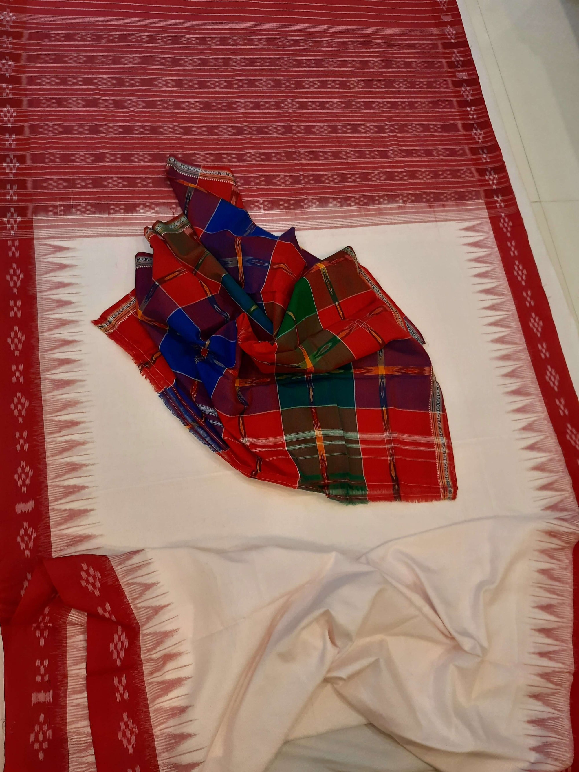 White with Red Cotton Odisha Ikat saree with cotton ikat blouse piece