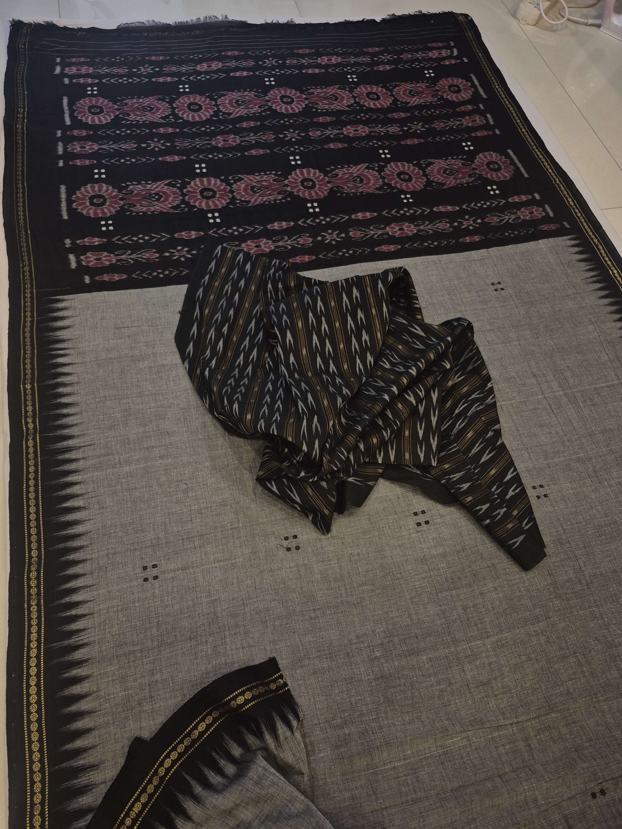 Grey Ekphulia Pattern Odisha Ikat Cotton Saree with cotton ikat blouse piece